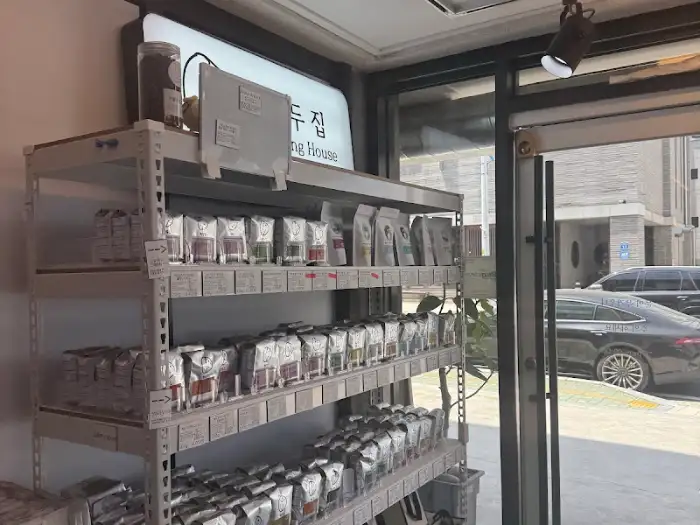 다양한 종류의 커피 원두가 진열된 선반