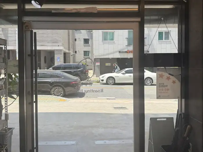 카페 외부 전경과 주차된 차량들