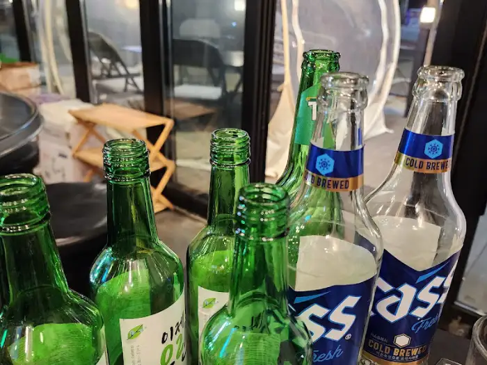 다양한 술병들이 보이는 매장 내부