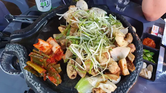 푸짐한 모듬 구이 위에 파채가 듬뿍 올라간 모습