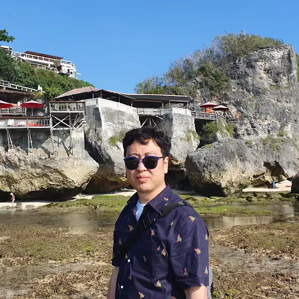 사장님 또는 직원으로 추정되는 인물 사진