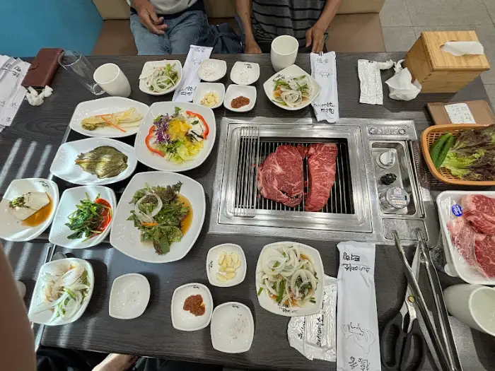 테이블 전체 풍경 (고기와 반찬)