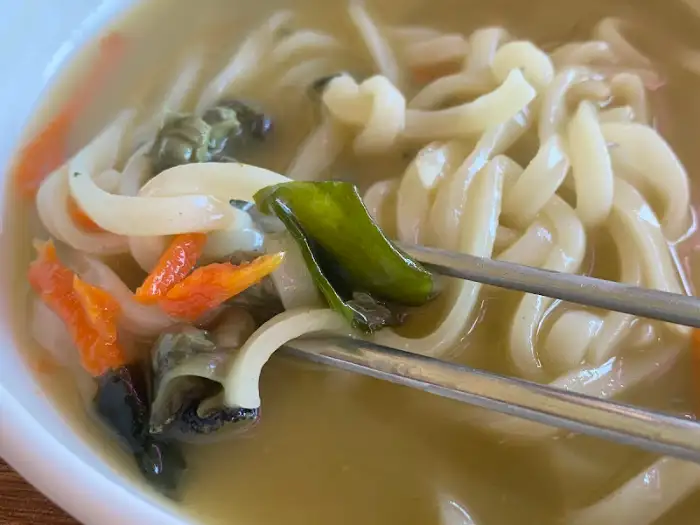 젓가락으로 보말 칼국수 건져 올리는 모습