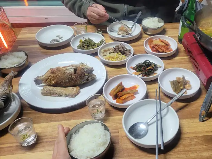 테이블에 차려진 푸짐한 한상차림