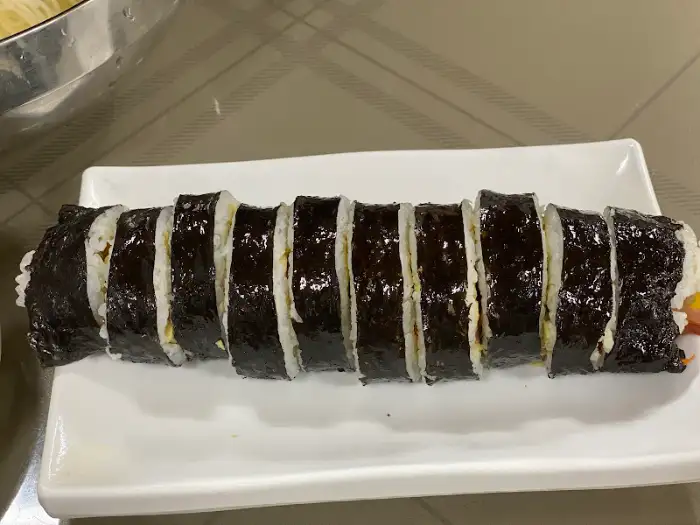 정갈하게 썰린 김밥 한 줄