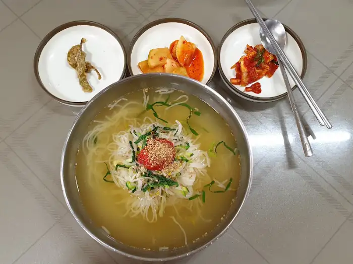 맑은 육수의 잔치국수와 세 가지 반찬