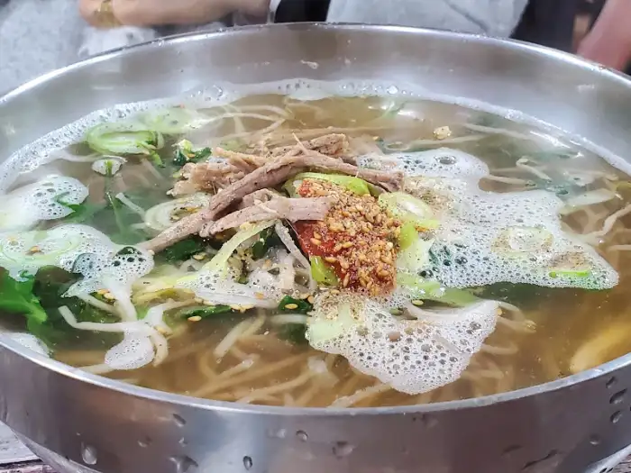 고기 고명이 올라간 잔치국수