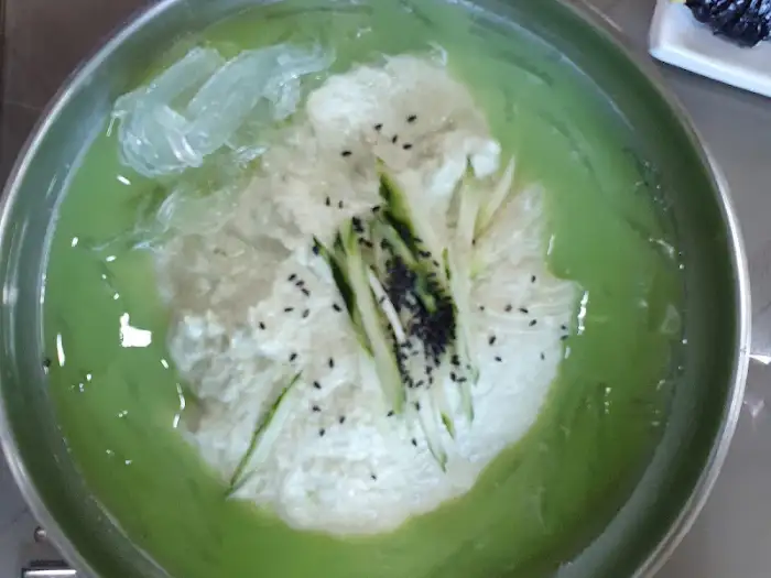 새싹보리가 첨가된 녹색 콩국수