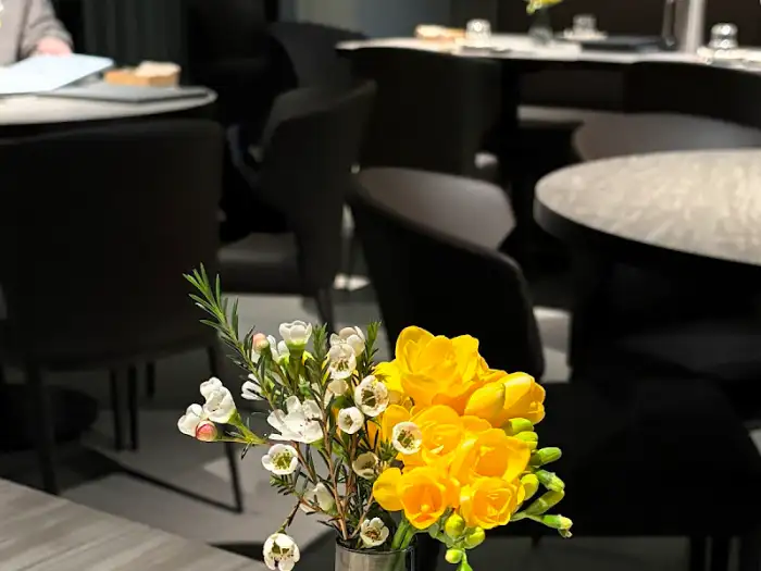 레스토랑 내부의 은은한 조명과 꽃 장식