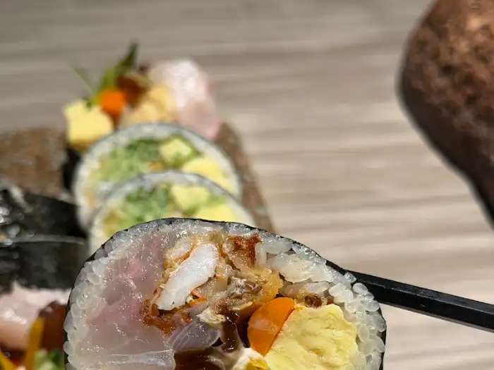 다양한 재료가 들어간 후토마끼 한 조각