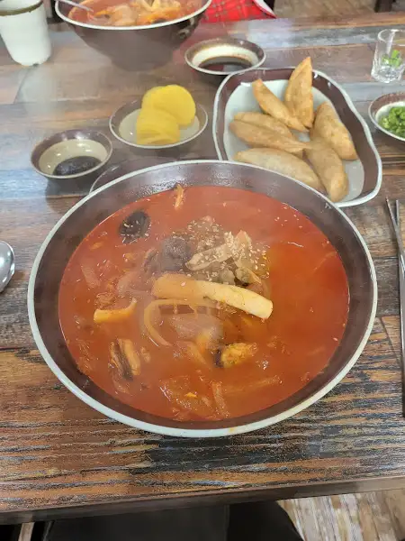 짬뽕 안의 다양한 해산물과 채소 재료들