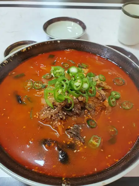 짬뽕 위에 올려진 신선한 청양고추 고명