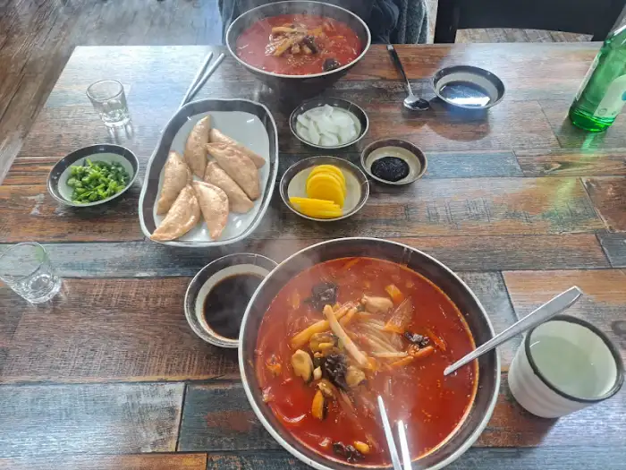 다양한 반찬이 담긴 작은 그릇들