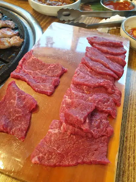 다양한 밑반찬이 차려진 테이블 모습