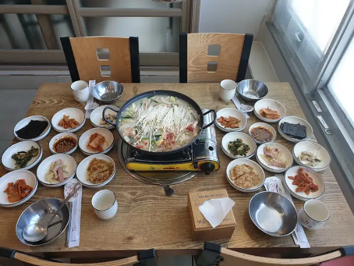 불판 위에서 지글지글 구워지는 고기