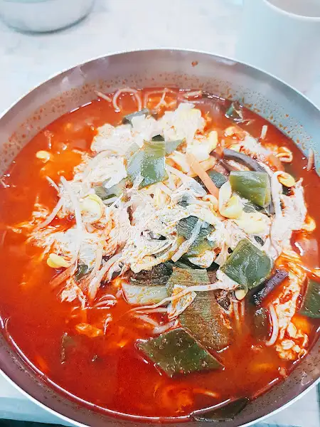 잘 구워진 삼겹살과 김치, 버섯