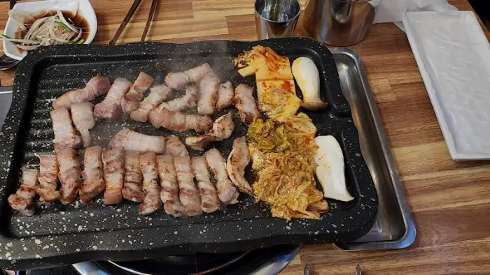 푸짐한 건더기가 들어있는 찌개