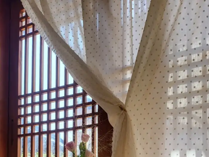 창문과 커튼, 꽃 장식