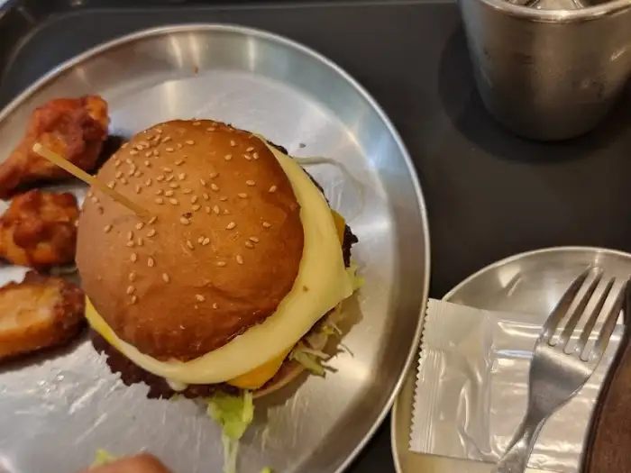 수제 버거와 사이드 메뉴