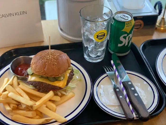 버거와 감자튀김 세트