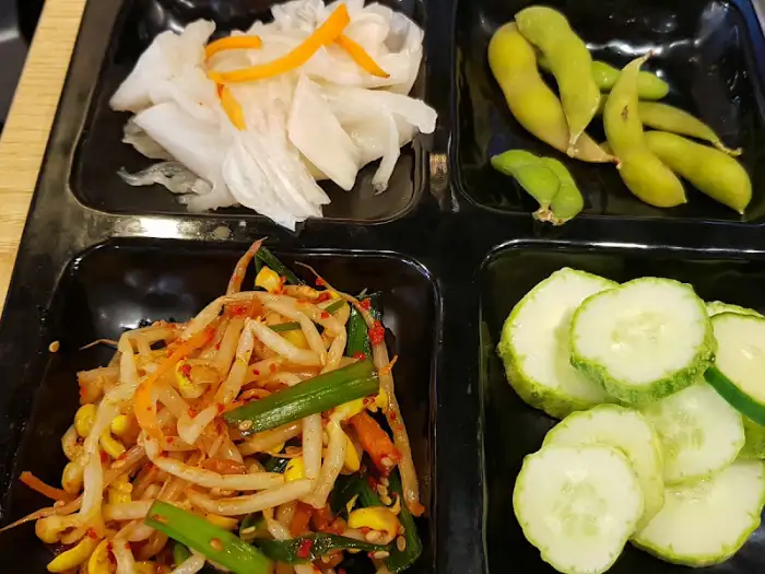 다양한 밑반찬 4종 세트 - 배추 무침, 완두콩, 콩나물 무침, 오이 슬라이스