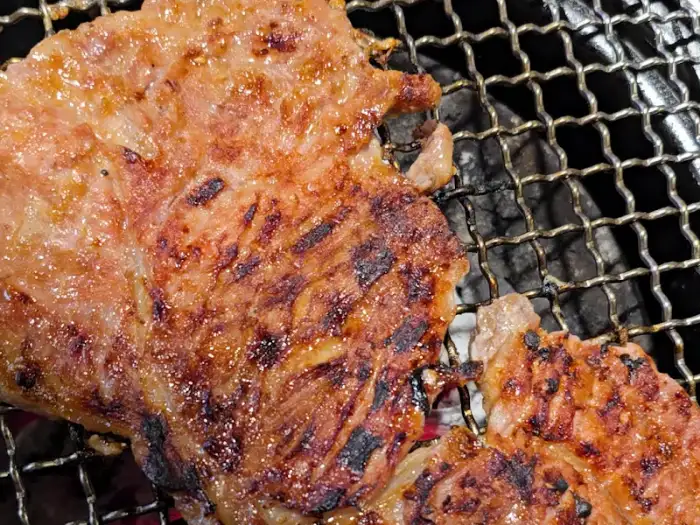 숯불 위에서 맛있게 익어가는 돼지고기
