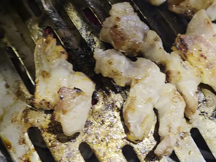 숯불 위에서 익어가는 돼지고기 단면