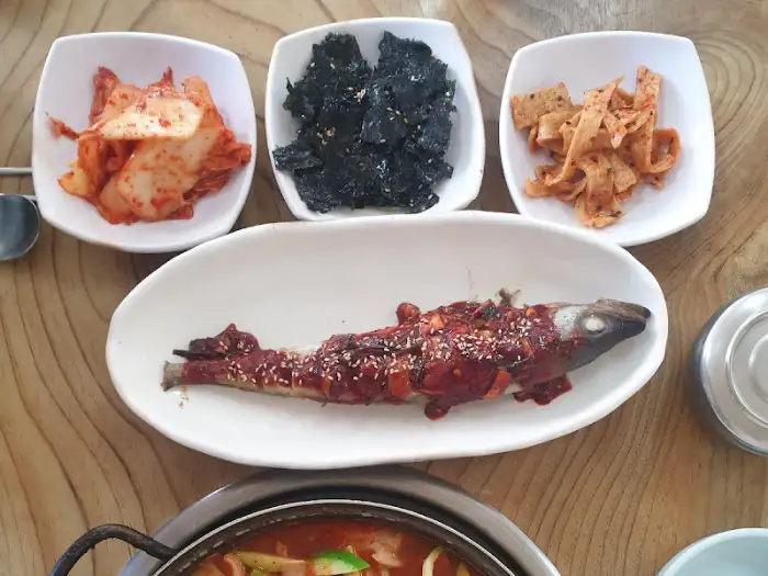 코다리구이와 밑반찬 사진