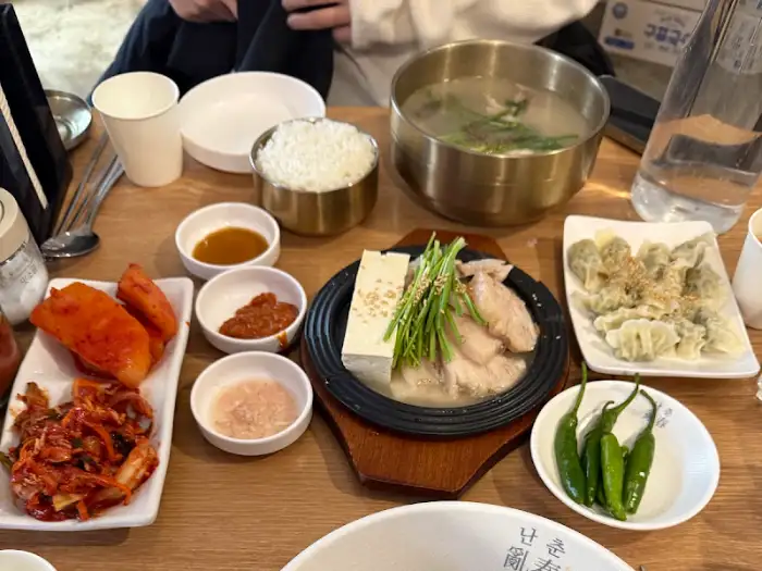 진한 육수의 흑돼지 고기국수 모습