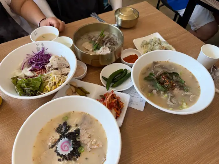 다양한 국수와 고기 요리가 차려진 상차림