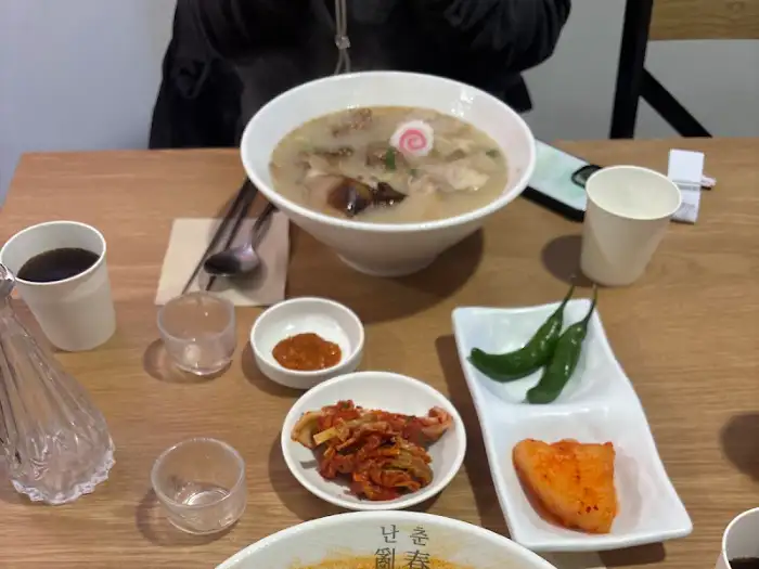 고기국수와 함께 나온 김치와 곁들임 찬