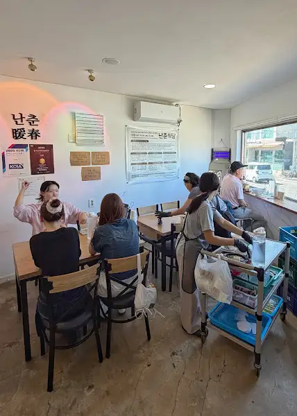 식당 내부의 활기찬 모습과 손님들