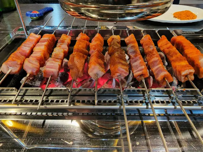 노릇하게 구워진 양갈비 꼬치