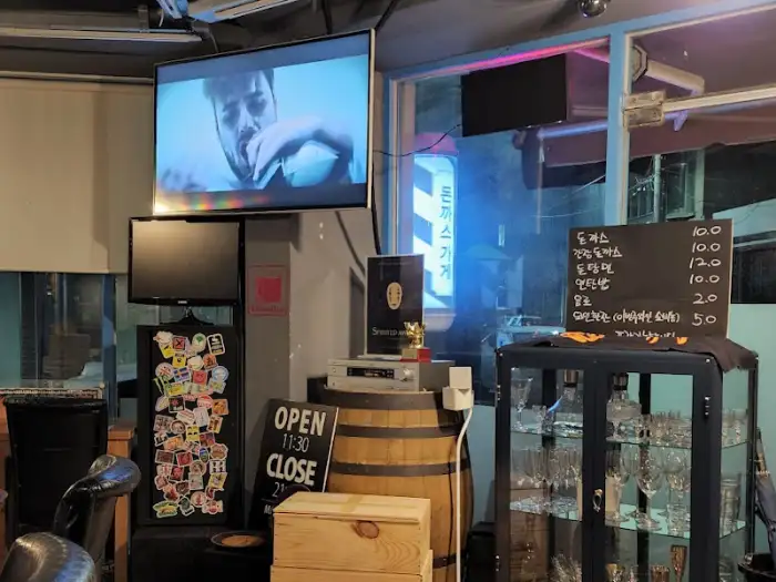 가게 내부에서 메뉴판과 TV 화면이 보이는 모습.