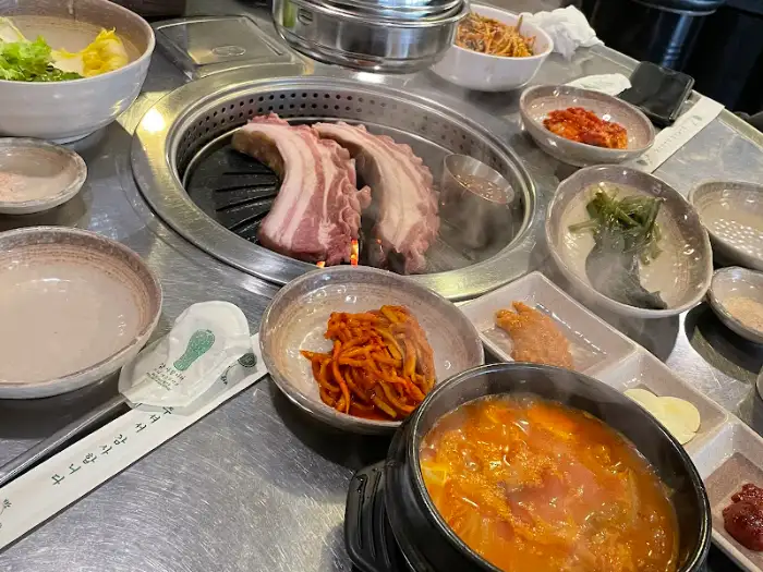 불판 위에서 구워지는 오겹살과 상차림 모습