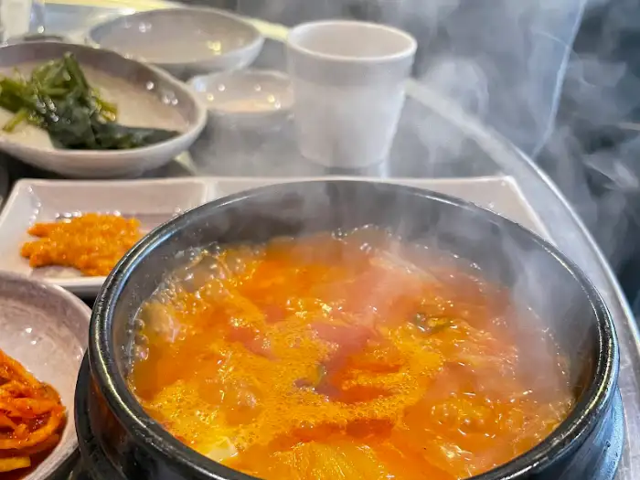 김이 모락모락 나는 김치찌개 모습