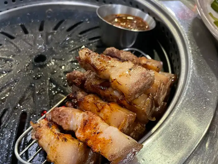 잘 구워져 먹기 좋게 잘린 오겹살 조각들