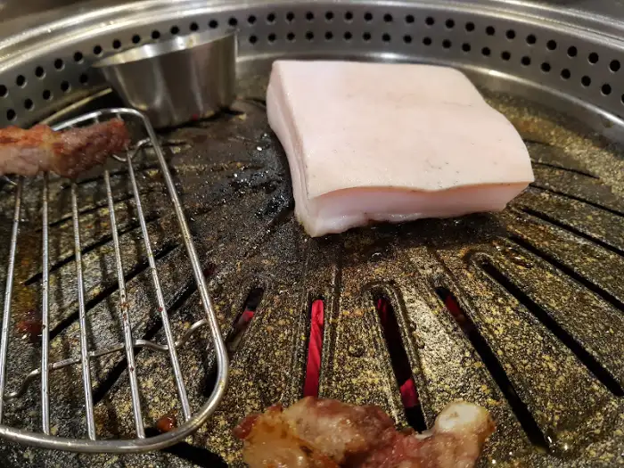 불판 위에 올라간 오겹살 덩어리