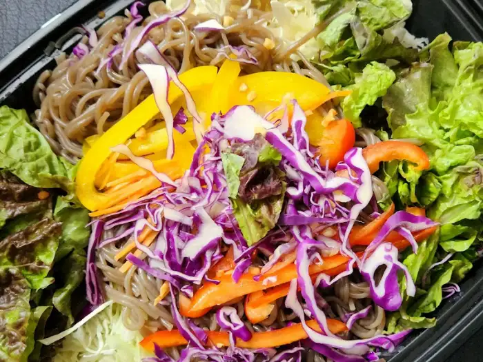 쟁반국수에 들어간 다양한 채소들