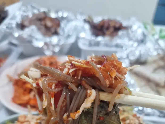 젓가락으로 집어올린 쟁반국수