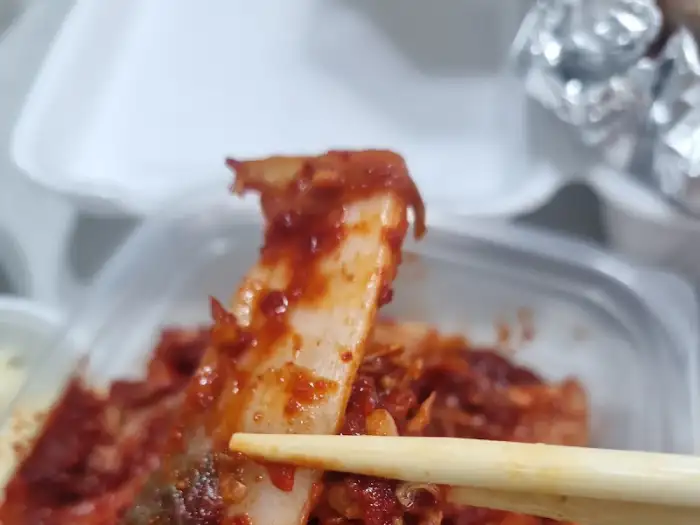 양념된 족발 조각