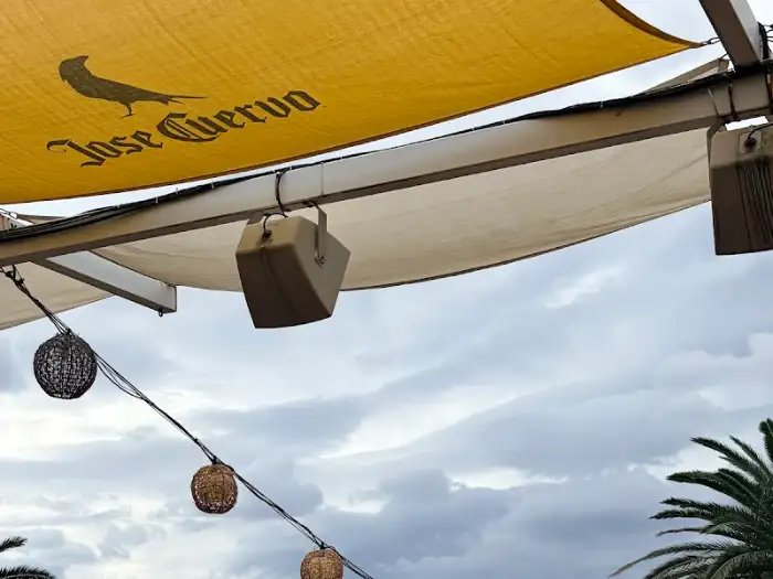 The Cliff 지붕의 로고