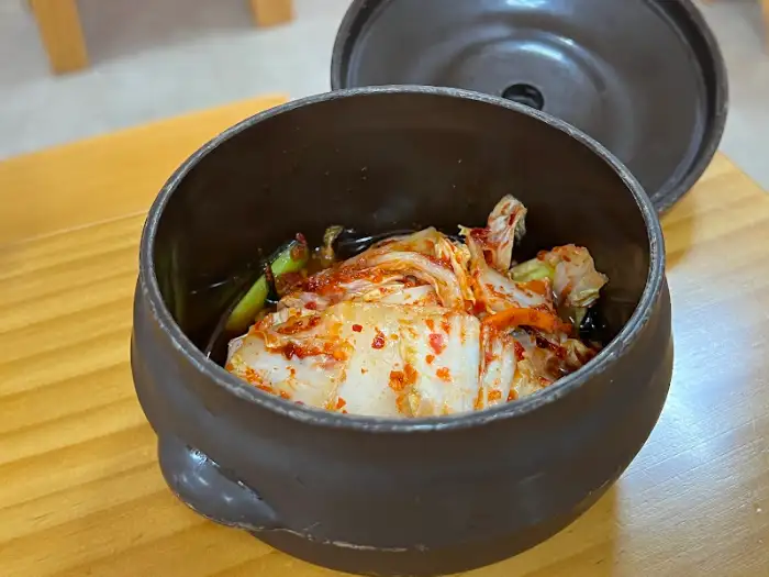 흑갈색 옹기 그릇에 담긴 김치