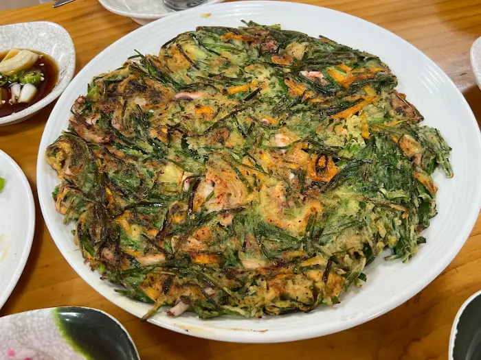 채소와 해물이 가득한 해물파전