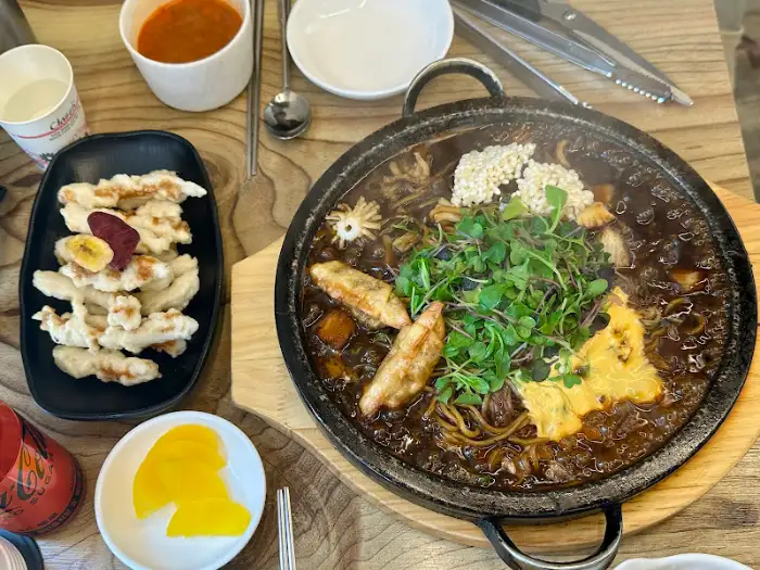 다양한 재료가 섞인 돌판짜장 근접 촬영