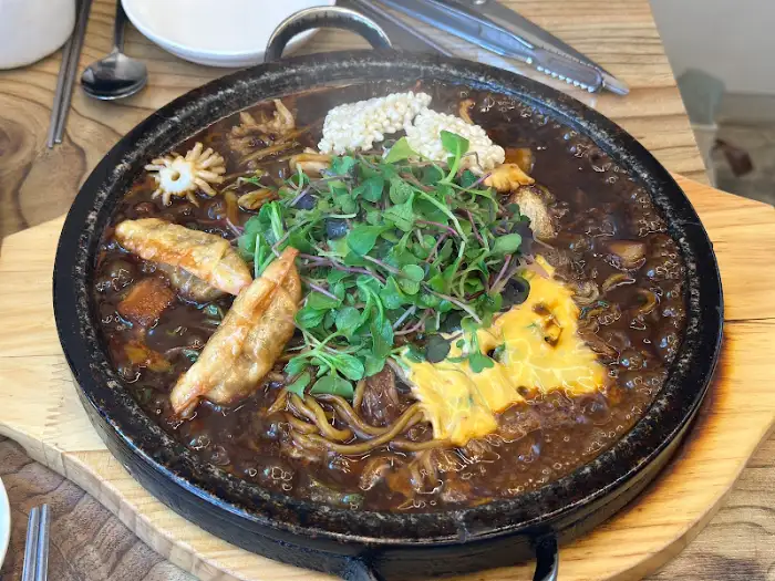 돌판짜장 전체 샷 (다른 각도)