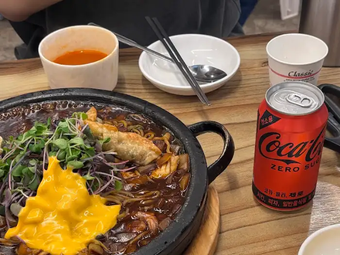 짜장면과 탕수육, 음료가 함께 나온 모습