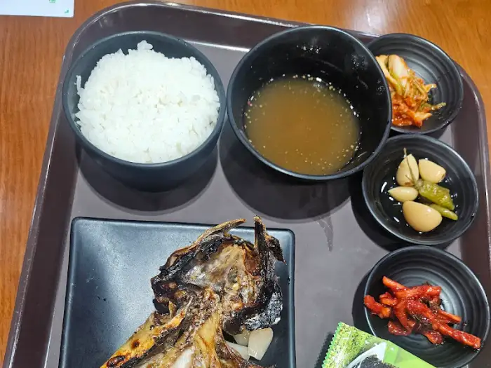 고등어구이와 곁들임 반찬