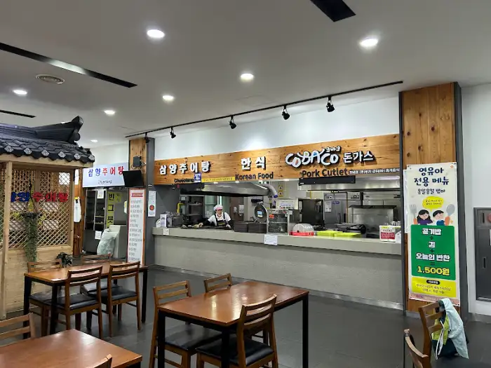 휴게소 내부 식당가 전경