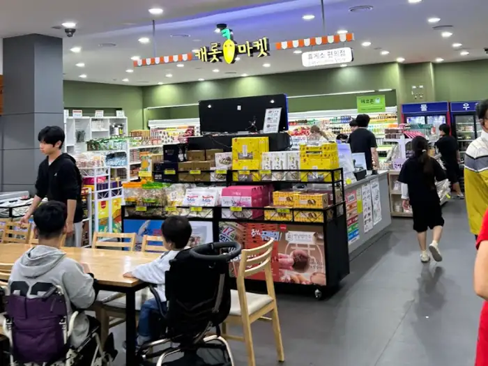 휴게소 내 마련된 소품 가게